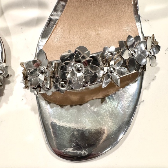 Aldo Women’s Silver Chrome Flower Heel Sandals NWOT - Picture 5 of 11